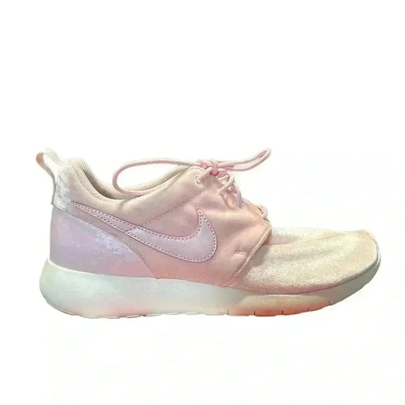 Nike Big Girls Roshe One Velvet Pink Finish Line Size 7 youth - Picture 1 of 9